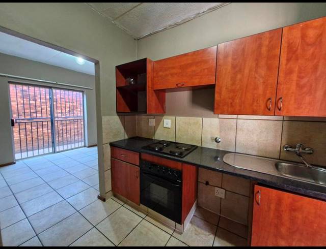 2 BEDROOM APARTMENT FOR SALE IN KEMPTON PARK CENTRAL
